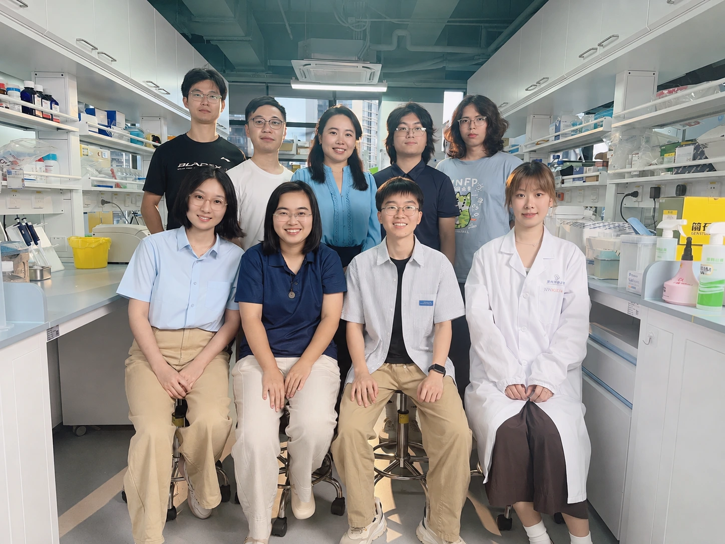 A group photo in the lab